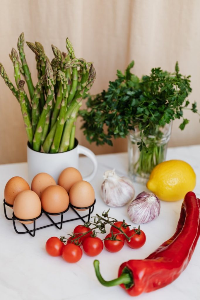 oeufs fruits et légumes sur une table